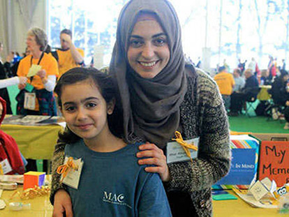 Ithar Abusheikha and a young volunteer